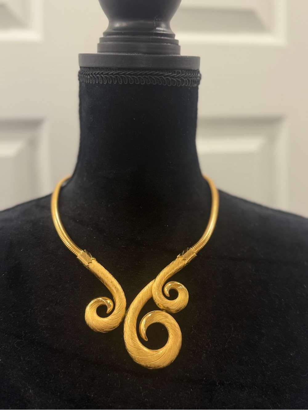 Vintage trifari Gold-Tone Sculpted Swirl Collar Necklace